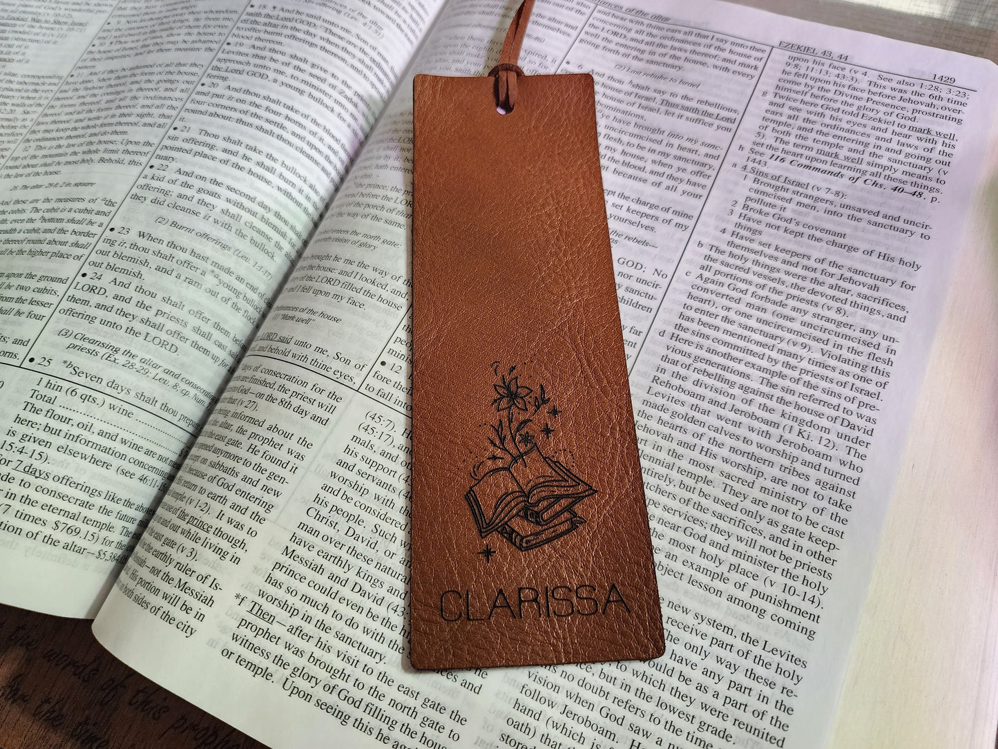 Custom Leather Bookmark | Gifts for her| Book Lovers | Storytelling | Different designs | Books and Flowers