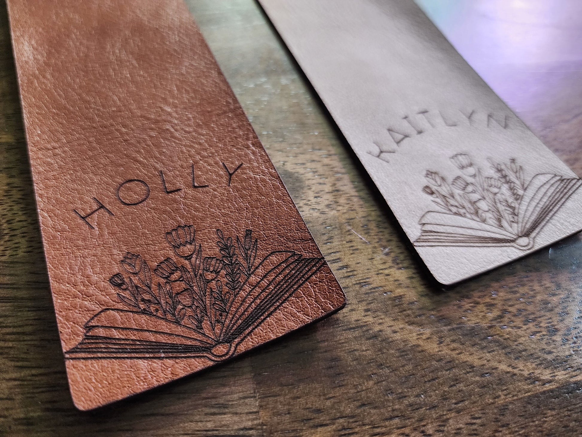 Custom Leather Bookmark | Gifts for her| Book Lovers | Storytelling | Different designs | Books and Flowers